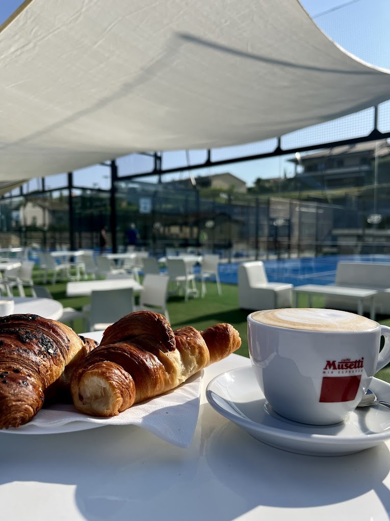 Colazione con cappuccino e croissant a bordo campo