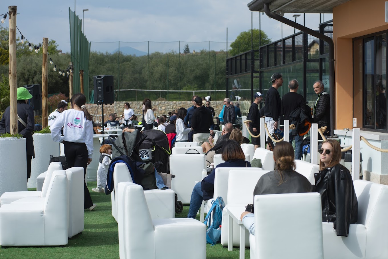 Persone a un evento nel lounge del club, a bordo campo