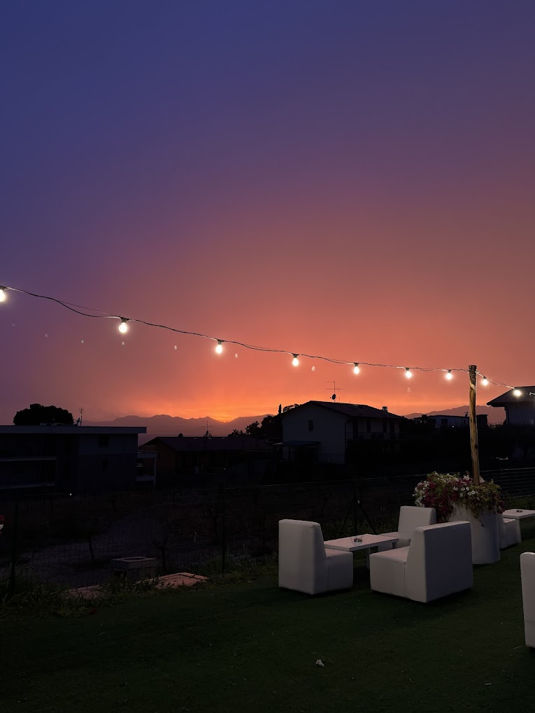 Garden al tramonto con divani e luci sospese