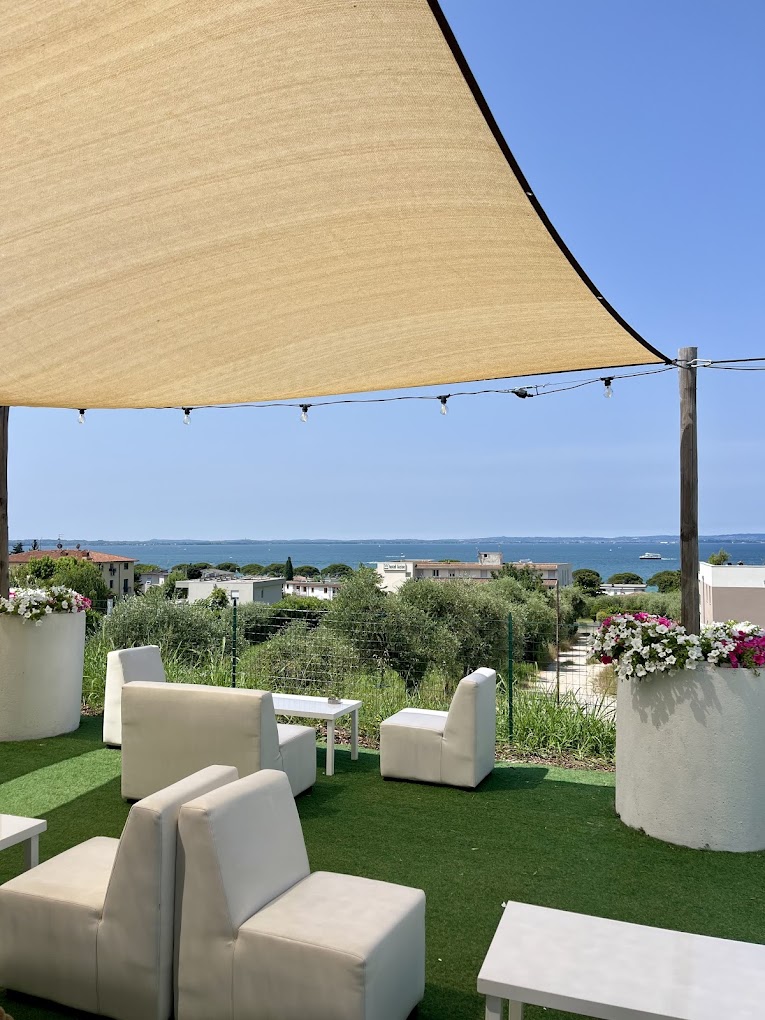 Terrazza Drink & Food soleggiata con vista lago