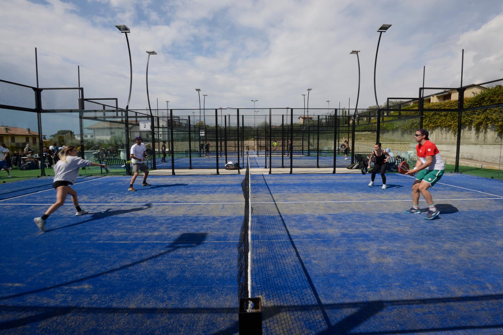 Partita di padel sui campi panoramici con vista lago
