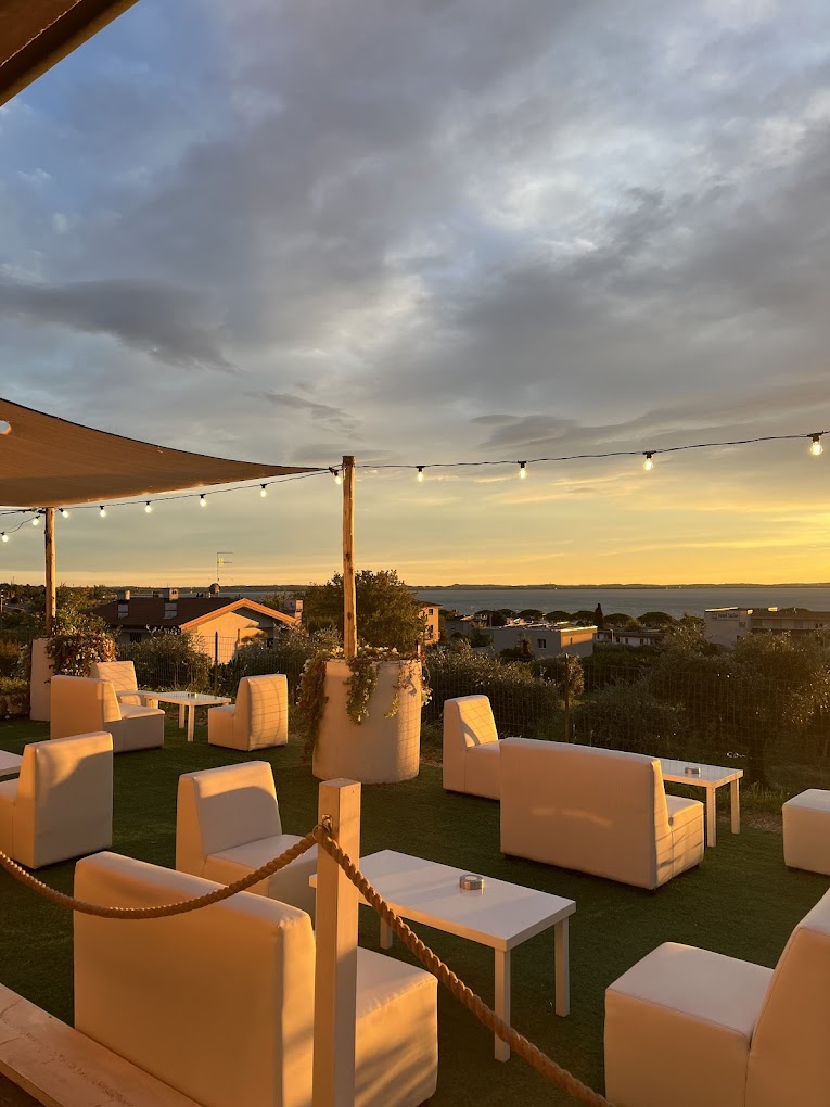 Garden lounge con divani al tramonto sul Garda