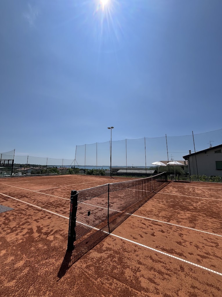Campo tennis in terra rossa con vista lago
